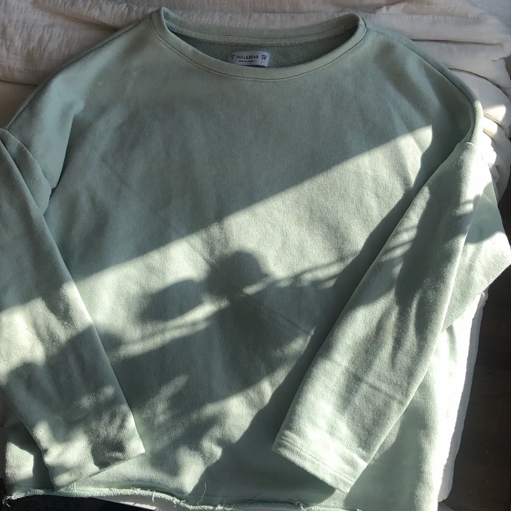 Mintgrön/ljusgrön sweatshirt i ett skönt, lite tunnare material. Lite ”fransig” nertill. Från Pull & Bear💚 kan frakta också! (köparen står isåfall för frakten). Tröjor & Koftor.