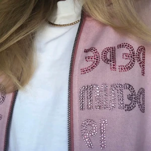 Pepe Jeans zip-up hoodie💕 - SÄLJER IGEN PÅ GRUND AV OSERIÖS KÖPARE ALDRIG ANVÄND Supersnygg Pepe Jeans zip-up hoodie💕 Super trendig modell med många styling möjligheter. Köptes ny för ca. 500 kr. Den är barnstorlek 152 cm men passar en xxs!💗 SPÅRBAR FRAKT: 66 kr BUDGIVNING (Budet binder, har du budat ska du alltså kunna betala den budade summan💕)