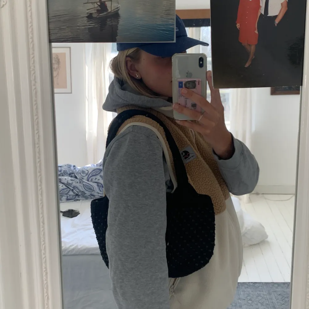 Världens sötaste virkade väska! Den är svart och har detaljer med svarta pärlor på, perfekt att ha på axeln men är snäppet större än den klassiska baguettväskan! Den är köpt secondhand men ser knappt andvänd ut! Den har dragkedja för att stänga samt ett innerfack med dragkedja! . Laukut & Käsilaukut.