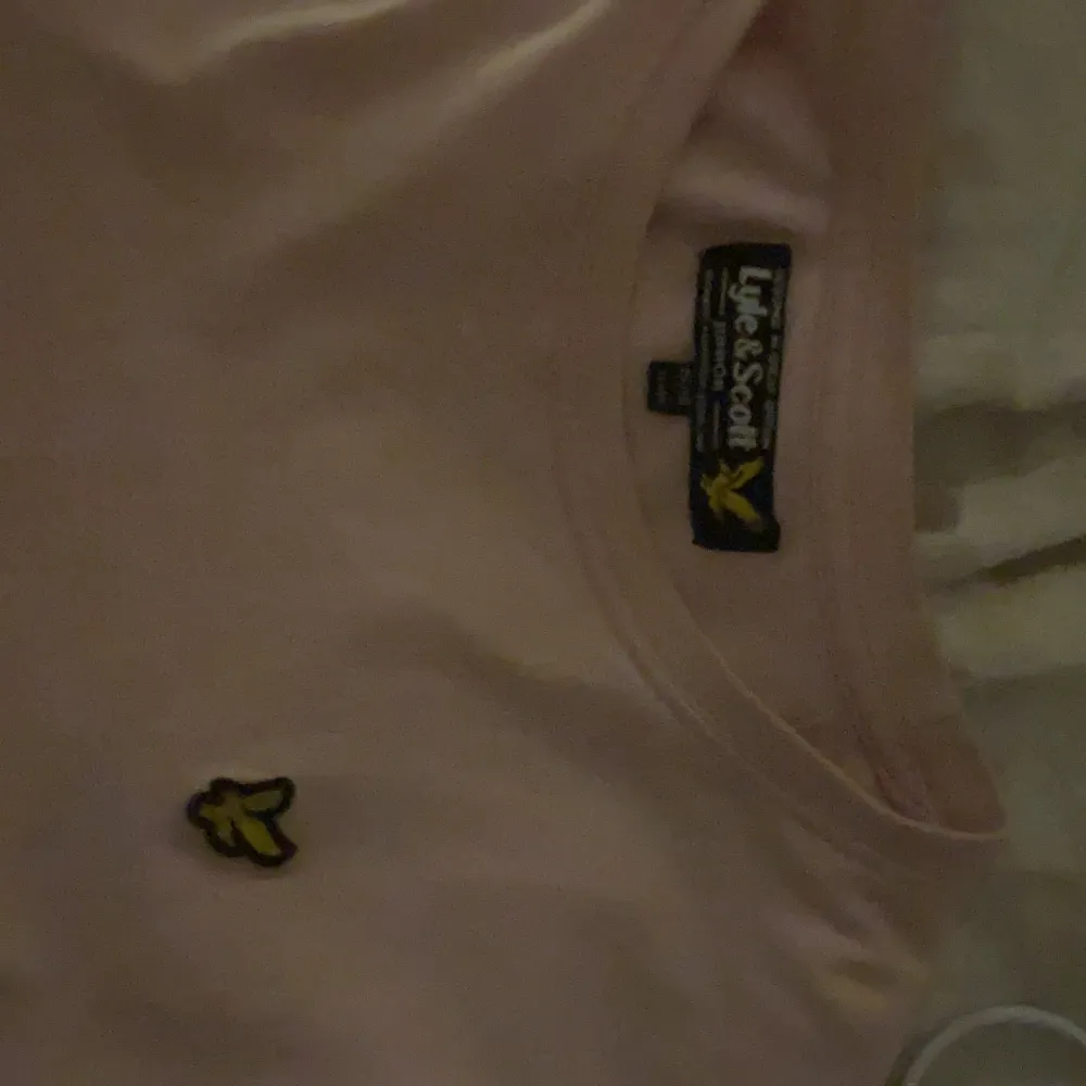 Säljer en lyle & scott T-shirt med världens finaste rosa färgen, jätte behaglig och söt ljusrosa <3 basic men elegant, går att både styla ner och upp detta plagg och passar till de mesta! Köpte för 280kr och använt ett fåtal gånger vilket menas med att den är i bra skick och näst intill oanvänd 🦋. T-shirts.