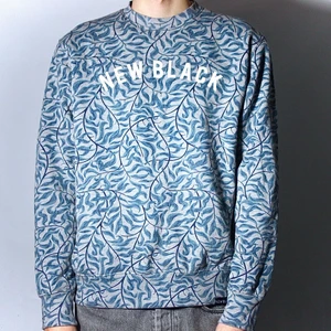 NEWBLACK Sweatshirt - Storlek small men lite oversized, lätt använd men skulle säga 8/10 i skick! ✨ Jag på bilden är 1.86cm lång 🙌🏻  Föredrar att frakta men kan även mötas upp i Stockholm om det passar bättre! 🌺