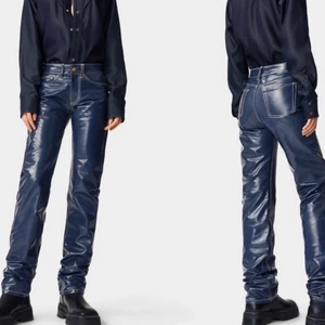 eytys cypress 27/34 - Nu är det dags för mig att sälja mina eytys cypress byxor då de blivit för små. De är små i storleken (dock inte i längden) så skulle säga att det liknar en 25/34. De är i toppskick och varit sparsamt använda under kort tid. Köpta för ca 1500kr och budgivningen startar på 600kr! Buda på i kommentarerna och hör av dig om du har eventuella frågor!☺️