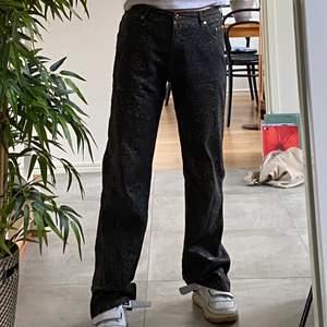 Super coola jeans med glittrigt leopardmönster köpta secondhand på humana. Har sytt in dom i midjan men kan sprättas upp om man vill det. Jag är själv vanligtvis storlek xs i byxor men sitter snyggt oversize på mig. Skulle säga att de passar xs-m men funkar även för större om man skulle sprätta upp det jag sytt in☺️