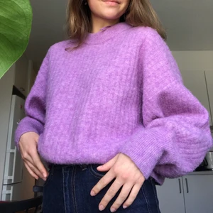 Lila & Other Stories tröja - Stickad tröja från & Other Stories i lila. Ribbstickad, kort modell med stora armar. Fått en väldans massa komplimanger när jag haft den här. Bianca Ingrosso har en likadan, hehe.