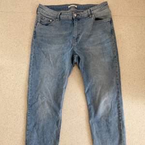 Skinny jeans från H&M. Storlek 40-42. Helt oanvända. Säljer då de är för stora för mig. Köparen står för frakt!