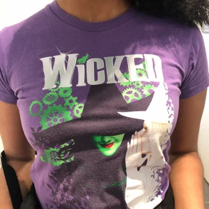 Lila Wicked T-shirt  - Lila T-shirt köpt på west end I london. Fint skick