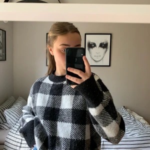 Stickad tröja  - Rutig stickad tröja i huvsat skick 🤍🤍