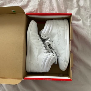 Sneakers  - Sneakers från puma som använts några gånger, har tyvärr inte använt på flera år (bevarar i lådan som de köpes) så hoppas någon kan få bättre användning för dessa! 🤍 Frakt inkluderad 🤍