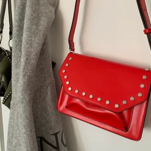 Röd väska - As snygg röd väska knappt använd!💕