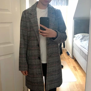 Rutig kappa - Snygg kappa perfekt till våren🌸 Har ett hål inuti den högra fickan därav lågt pris. Är 167cm! Går bra att mötas i Umeå annars står köparen för frakten ♥️ obs! Två sista bilderna är ej mina.
