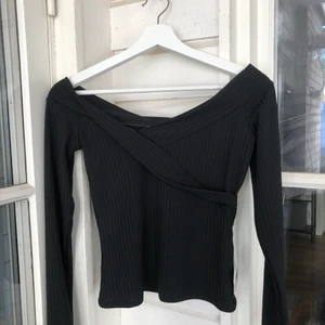 Off shoulder topp - Ribbad off shoulder top från nelly. Storlek small, oanvänd med prislapp kvar.