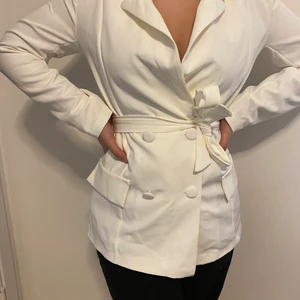 Vit kavaj - Aldrig använt, super fin fr Bohoo