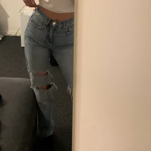 Raka jeans - Raka jeans från Gina. Köpta för 600, säljer nu för 270 + frakt. Säljer för att dom aldrig kommer till användning. Bara använt dom ett fåtal gånger💖 storlek 32 men kan passa på en med storlek 34💖