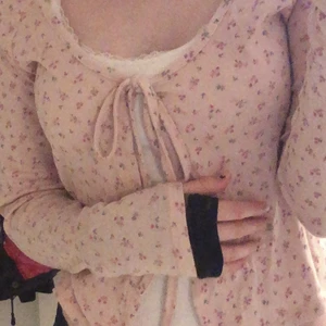 söt kofta - jättesöt blommig kofta. aldrig använd <3