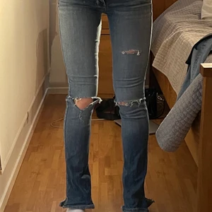 Hollister jeans i storlek w26 L 35  - Snygga och trendiga byxor med detaljer, både hål på knän mm samt en slits längst ner. De kommer ifrån hollister och har används mycket, men är i relativt bra skick, om det önskas mer bilder är det bara att höra av sig! Skulle säga att de sitter som storleken S