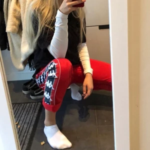 Byxor - Ytterligare ett par balla byxor! Byxorna är från kappa & är köpta här på plick men har tyvärr blivit för små. Använda men i fint skick. Skriv för fler bilder eller vid frågor<3