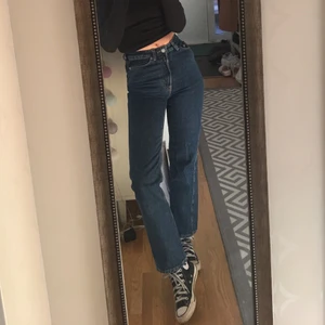 Weekday jeans row  - Row jeans från weekday i strl 26. Säljer pga för korta på mig. Är 170 💙