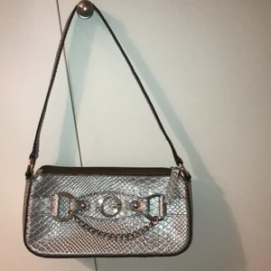Vintage Väska - Jag säljer min Guess vintage väska som är sååå himla fin en säljer den på grund av att den inte annvänds längre. Den säljs inte längre och därav priset. Priset kan disskuteras vid snabba affärer:)