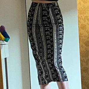 Elefant kjol - Superfin svart kjol med elefanttyg! Storlek xs och jättebra passform, inga skavanker den är i finfint skick:)