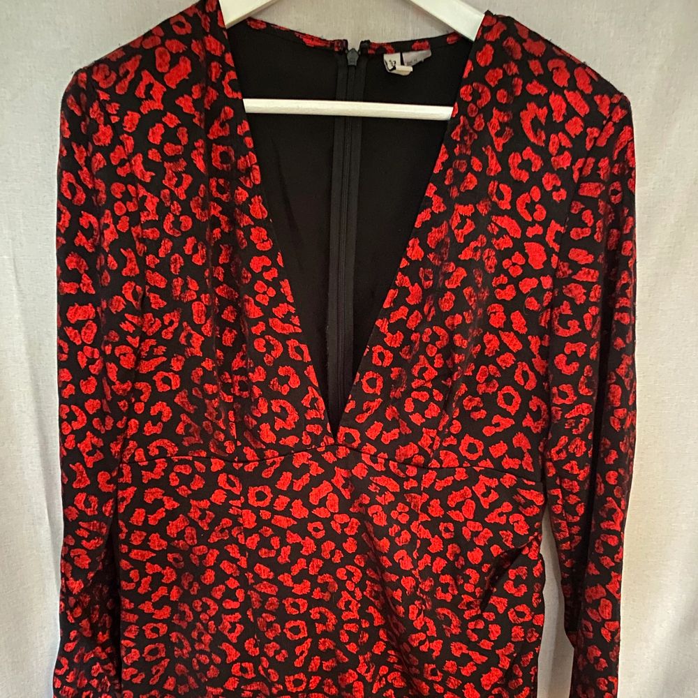 Röd leopard klänning | Plick Second Hand