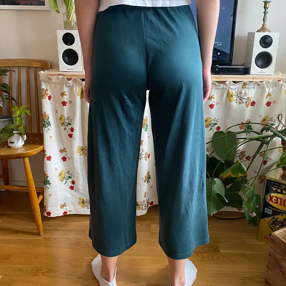 Gröna ankelbyxor från Monki. Mycket sköna. Något korta på mig som är 176 cm. Töjbar resår i midjan. Några märken i tyget baktill (se bild). 50 kr exkl. frakt.. Jeans & Byxor.