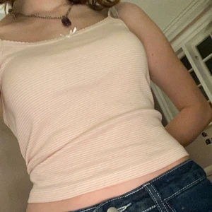 Brandy Melville linne - Rosa och vit randigt belle linne. Det är från Brandy Melville och har en liten rosett på. 