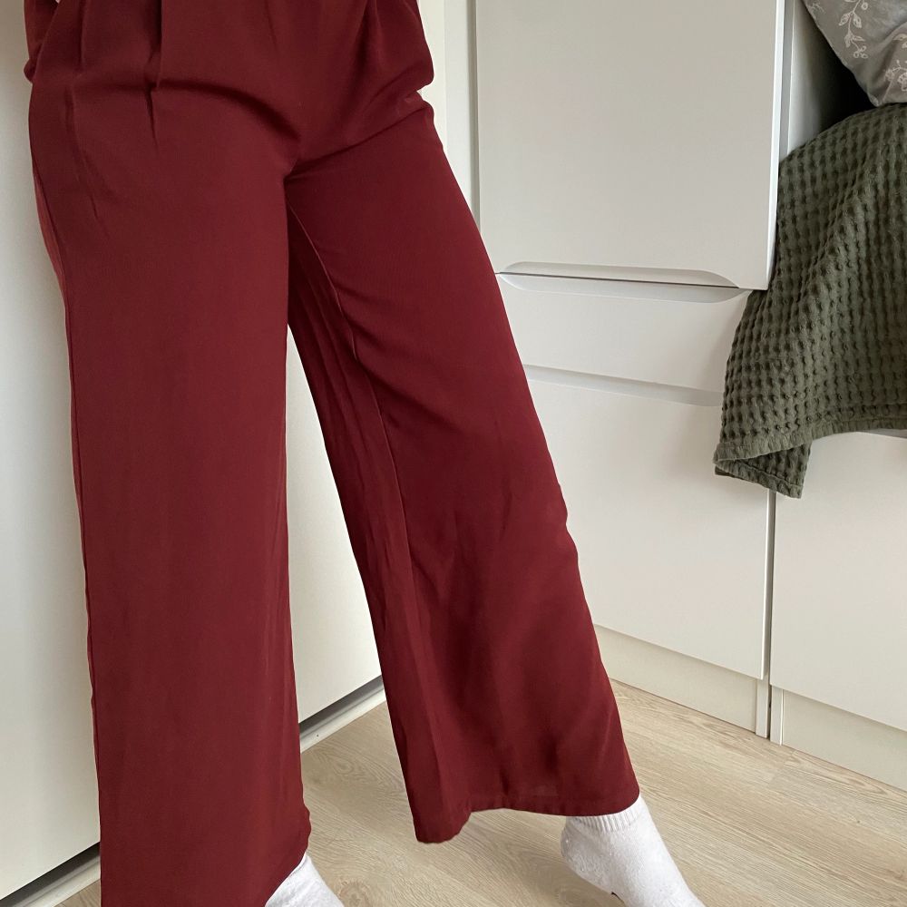 Vinröda byxor i polyester från Lager 157 i storlek S. Använd endast 1 gång. Jeans & Byxor.