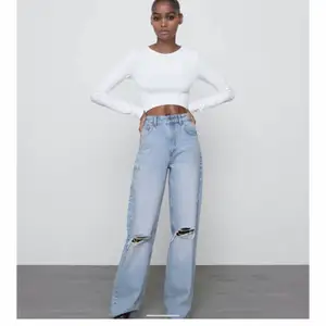 Säljer dessa perfekta vida jeans från Zara då de tyvärr blivit lite för stora för mig (Lånade bilder så kan skicka fler vid intresse) 🥰