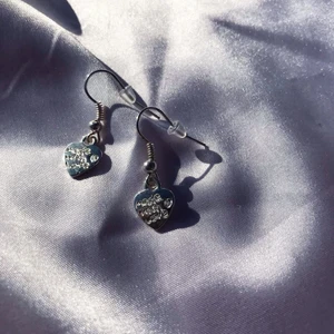 Örhängen - Nu säljer jag dessa super söta hjärta örhängen med text ”made with love”🥰.                                                      Dessa regnar både nickelfria och rostfria❤️
