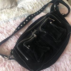 Nunoo väska - En svart nunoo väska. Har använt den ganska flitigt, därav priset. Hoppas att jag kan hitta någon som använde den mer än vad jag gör🥰 frakt tillkommer!
