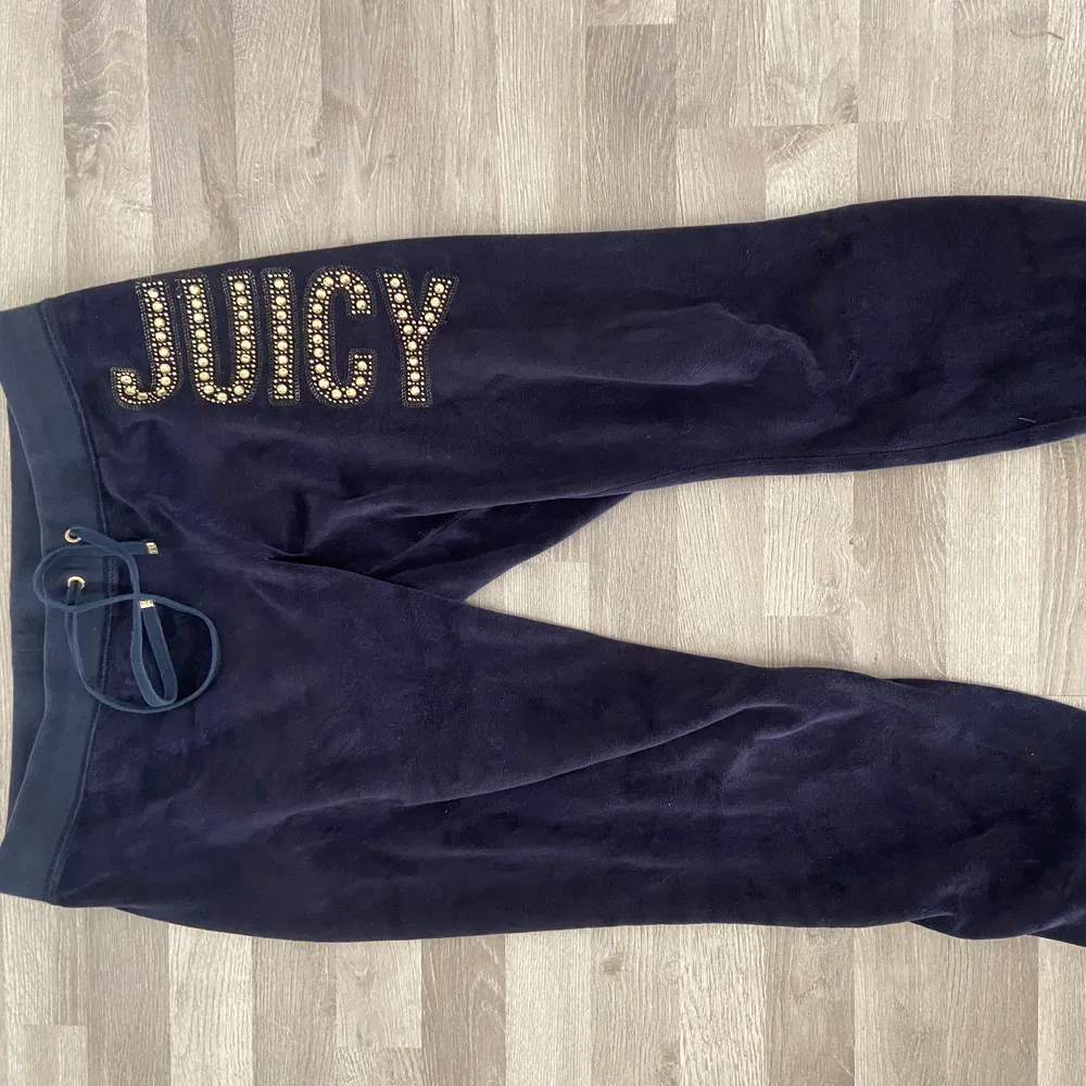 Fina Juicy Couture mjukisbyxor i en fin marinblå färg. Byxorna är äkta och köpta för 1000kr. Byxorna har två snygga fickor därbak och ett märke framtill, de är även i bra skick. Storlek L. Köparen står för frakten!💕. Jeans & Byxor.