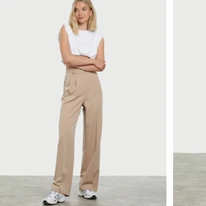 Beiga kostymbyxor från bik bok, lappen kvar! - Kostymbyxor i nyskickk, alldrig använda.