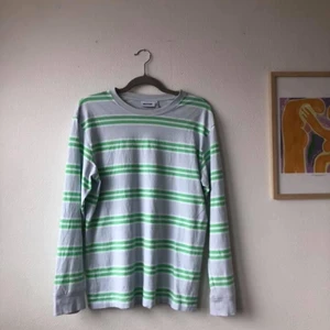 Weekday - färgglad långärmad tröja - Superskön långärmad tröja från Weekday. Använd fåtal gånger men inget att anmärka på.   Storlek: XS Pris: 166:- inkl frakt 