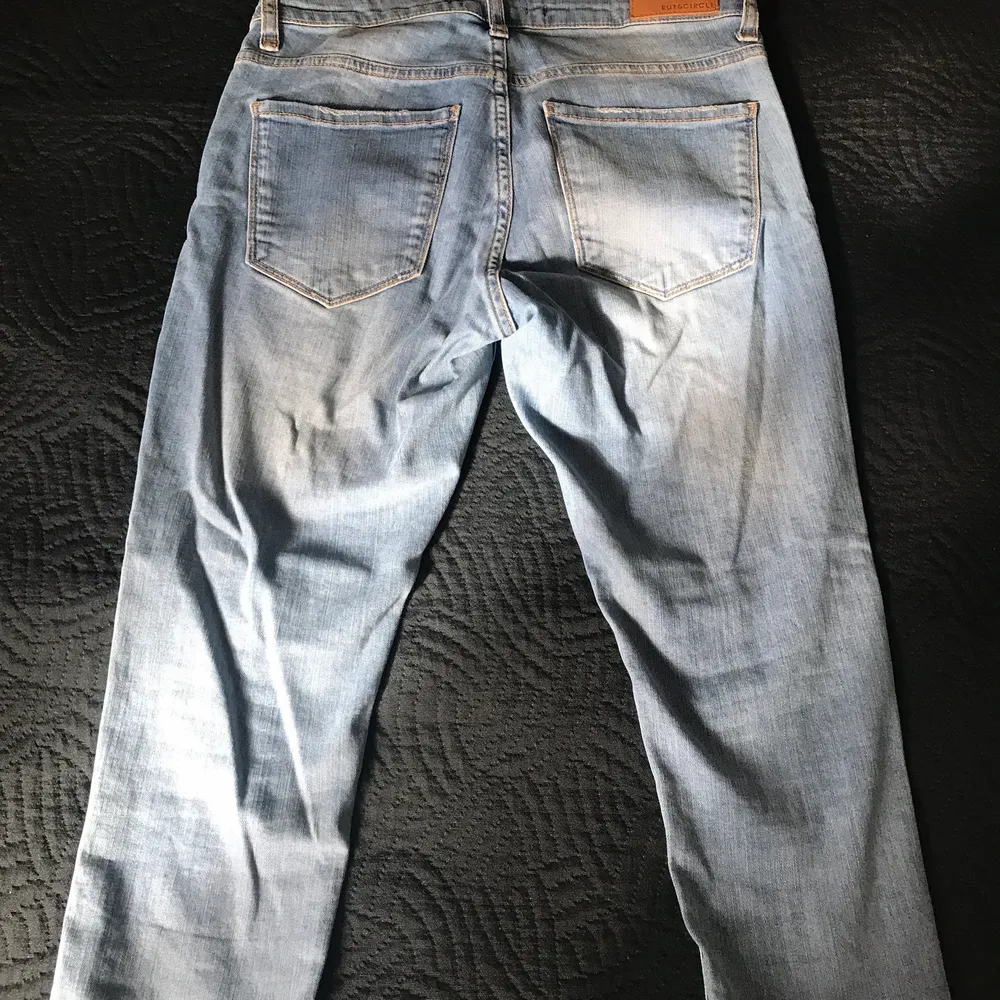 Enkla blåa jeans men lite slitningar här och där, slim fit från Rut & circle . Jeans & Byxor.