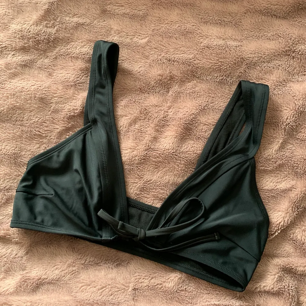 Bikini överdel i svart, helt oanvänd men bortklippta lappar🖤 köparen står för frakt!. Övrigt.