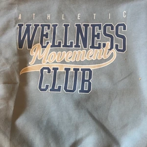 Sweet shirt gina  - Säljer min fina sweatshirt från gina tricot💞 knappt använd så fint skick! Nypris 249 mitt pris 150 kr 