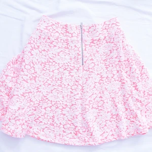 Kjol  - Kjol i storlek M, orange med vita blommor. Den ha dragkedjan på baksidan. Använt en gång. Bra skick. Sälja den för 30kr. Kan hämtas eller fraktas fast köparen står för Frakten. Frakten kan diskuteras. Jag skickar bild på paketet direkt efter packningen. 