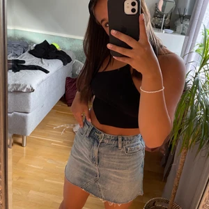 Jeanskjol - Jättefin jeanskjol från holister. Strl w24. Använd fåtal ggr, myclet bra skick. Säljer då den har blivit för liten. Köparen står för frakt
