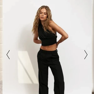 Hanna schönberg x NA-KD kostymbyxor - Funderar på att sälja mina kostymbyxor från Hanna Schönbergs populära kollektion tillsammans med NA-KD. Kollektionen såldes snabbt slut. Storlek 36.                               Utgångs pris 700 kr, budgivning!!🤍