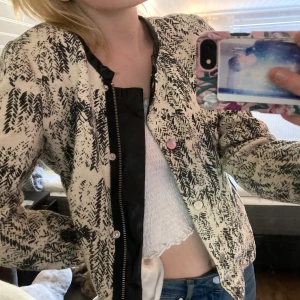 Zara Woman jacka - Fin jacka från Zara i polyester material. Har dragkedja och knappar för stängning. Innuti är det silke som är jätte lent. Den är i bra skick men lite andvänd.