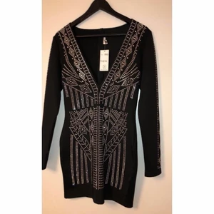 Svart klänning med nitar - Super snygg svart klänning med urringning som aldrig kommit till användning med prislappen kvar på🖤köpt för 899kr