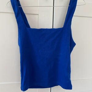 Blått zara linne - Jätte fint blått zara linne som jag inte tycker passar mig. Använd max 2 gånger, jättefin till vilken slags underdel som helst!