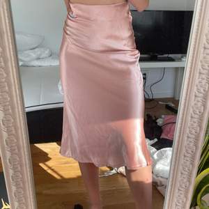 Rosa silkes kjol i ny skick med prislapp kvar så endast testad 