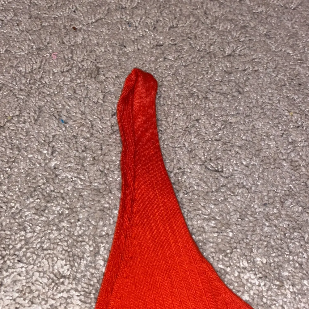 Säljer detta röda fina linnet från H&M! Säljer den för att den är för stor för mig🧡 den är knappt använd . Toppar.