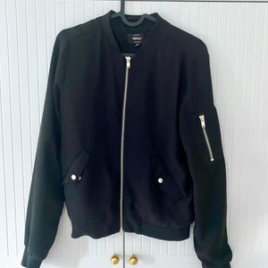 Bombarjacka - Säljer denna svarta bomberjacka som passar till allt! 😍 Säljes då den är för liten. 🙈 