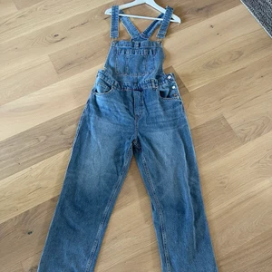 Höngslebyxor - Hängslebyxor från HM använda 1 gång för temafest så skicket är helt nya. 