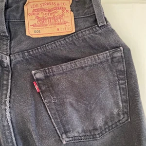 Levis 501 jeans  - Otroligt snygga och trendiga Levis 501 i svart grå färg. Stl 27/30 men passar snarare 26. Välanvända men snygga och har mycket kvar att ge