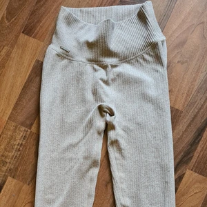 Nya 🌸BIEGE RIBBED SEAMLESS TIGHTS - Säljer helt nya BIEGE RIBBED SEAMLESS TIGHTS 🌸 enbart testade! För små för mig. Nytt pris: 599:- mitt pris 450 🌸 XS.  Köparen betalar frakten! 