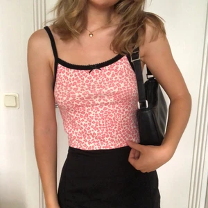 Brandy Melville linne - Linne från Brandy Melville med rosett och rosa leopard mönster 🎀 Aldrig använd! Står ej storlek men passar XS