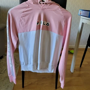 Fila hoodie storlek M - Fint skick förutom ett par små fläckar fram vid mudden. Kan vara möjligt att få bort med någon hemmakur, jag har endast testat tvätta. Ingenting som stör, syns bara på nära håll.  Tunnare material så skön till vår och sommar. Något liten medium, passar bra men sitter lite tajtare som medium, lite lösare som small.  